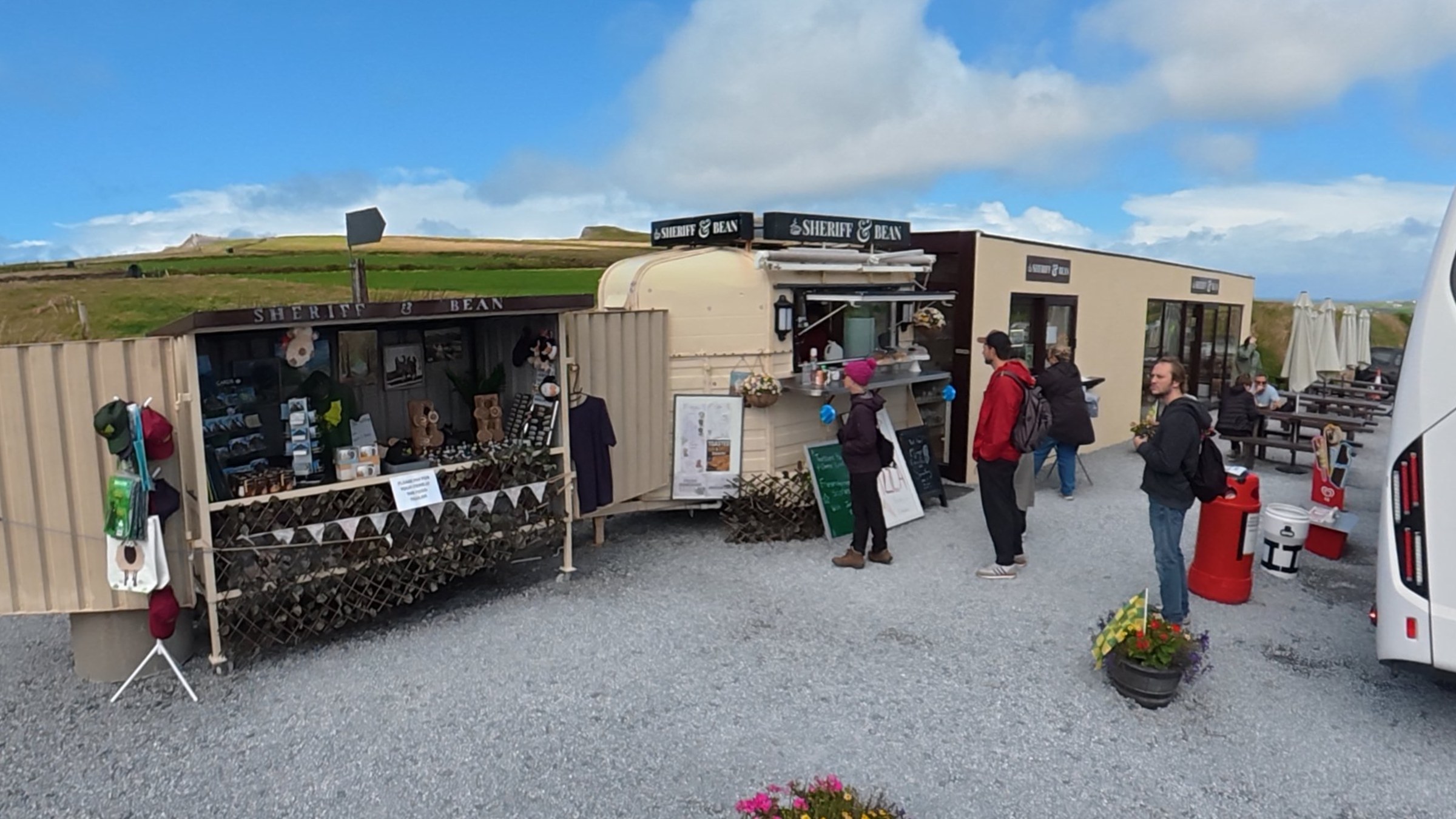 The small café kiosk in the Kerry Cliffs car park