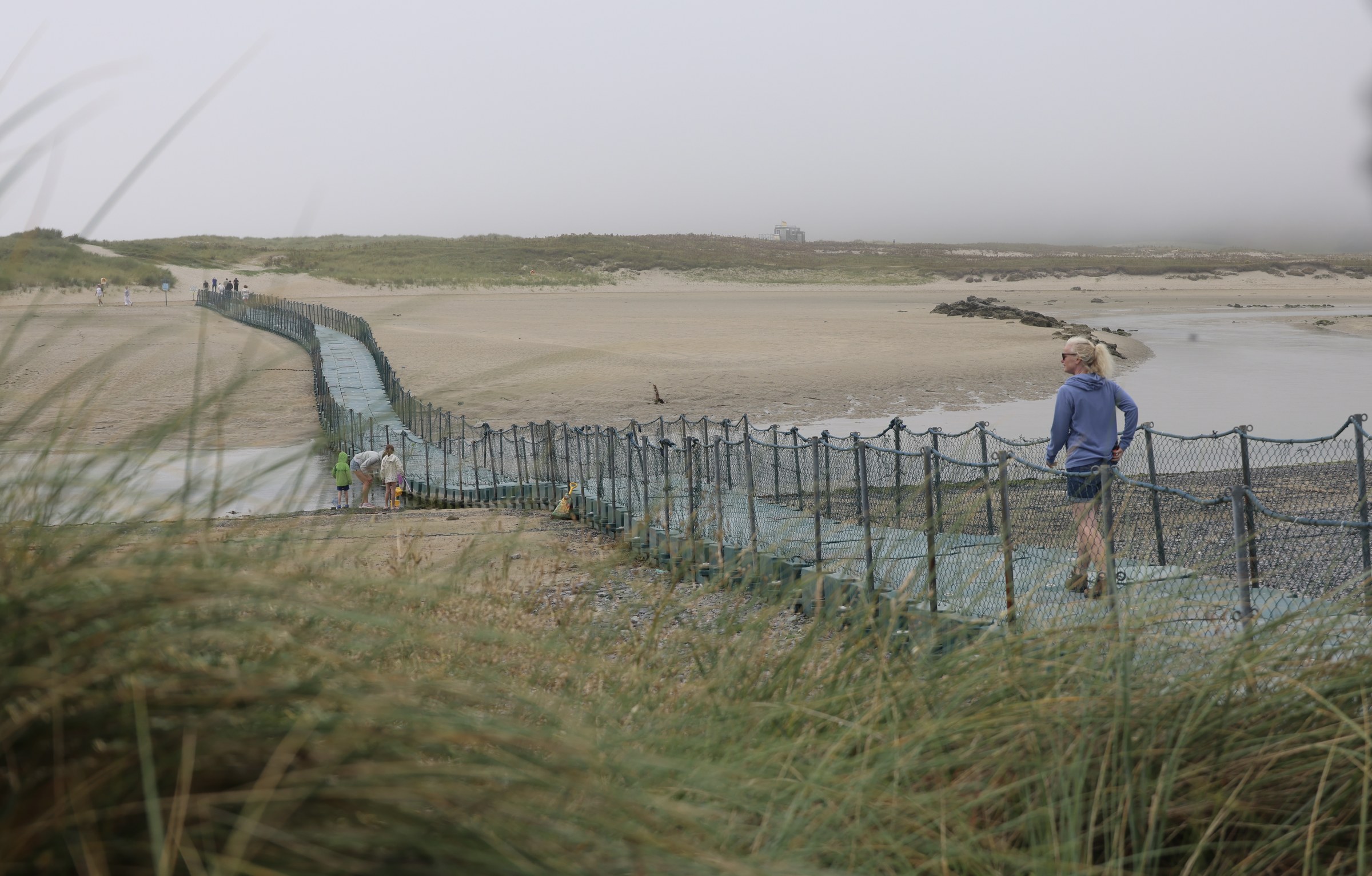 The floating pontoon winding across the dunes and river
