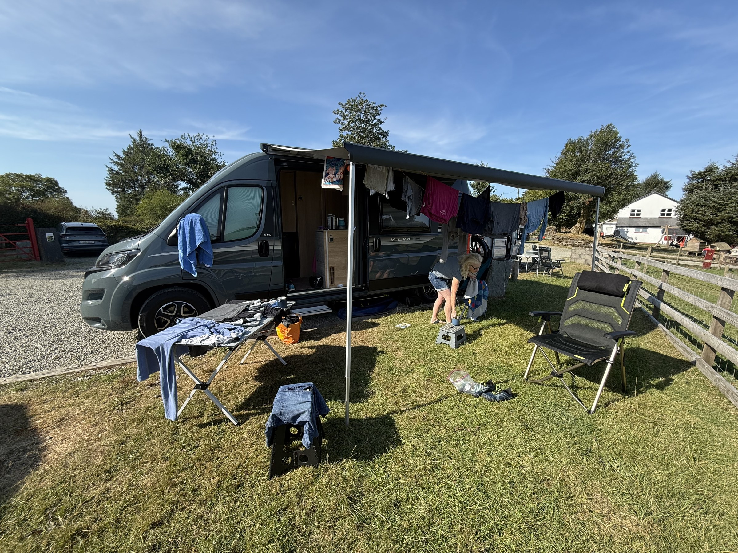 Ollie with the awning out and washing drying at Top of the Rock