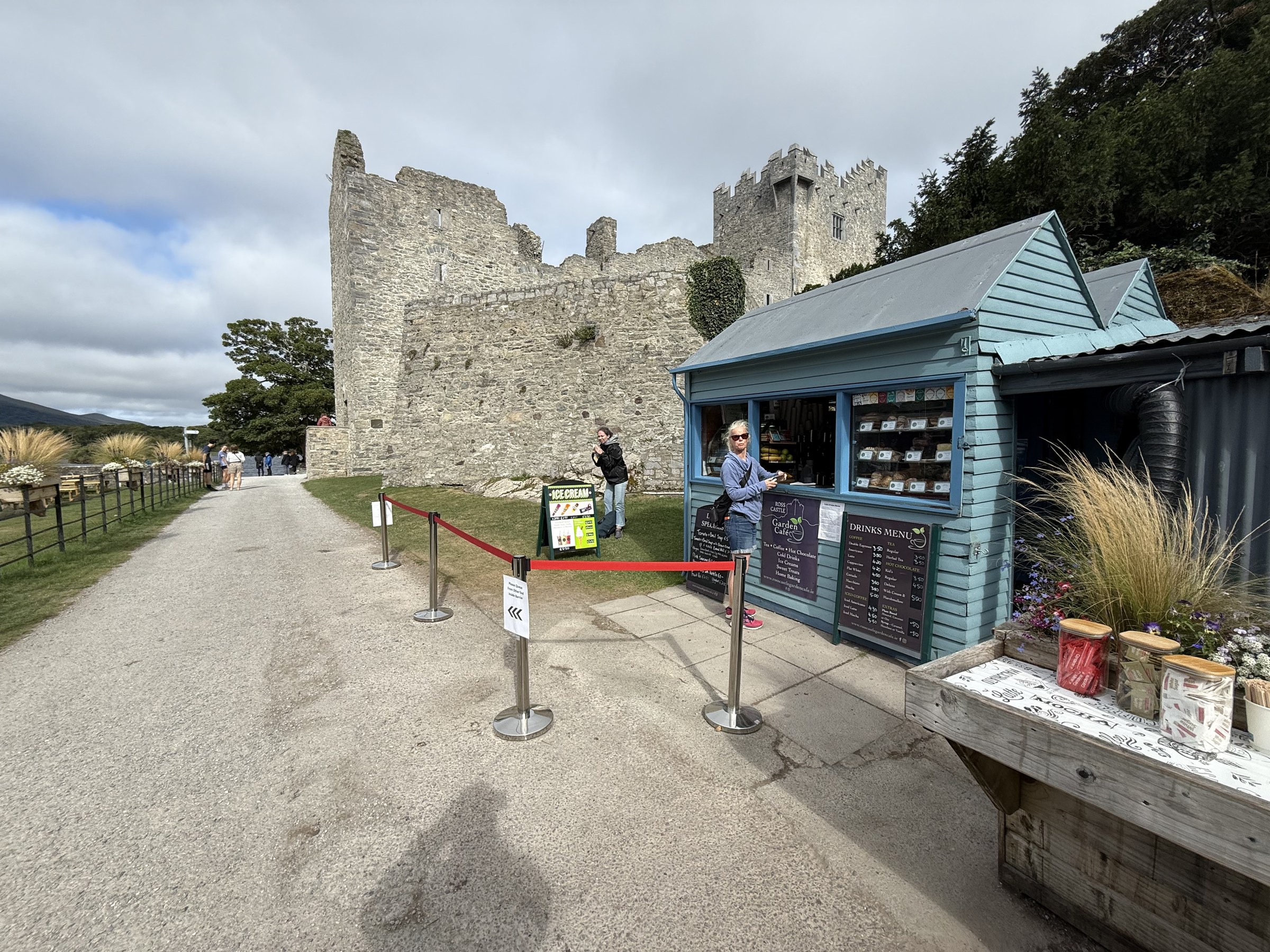 The small café kiosk beside Ross Castle