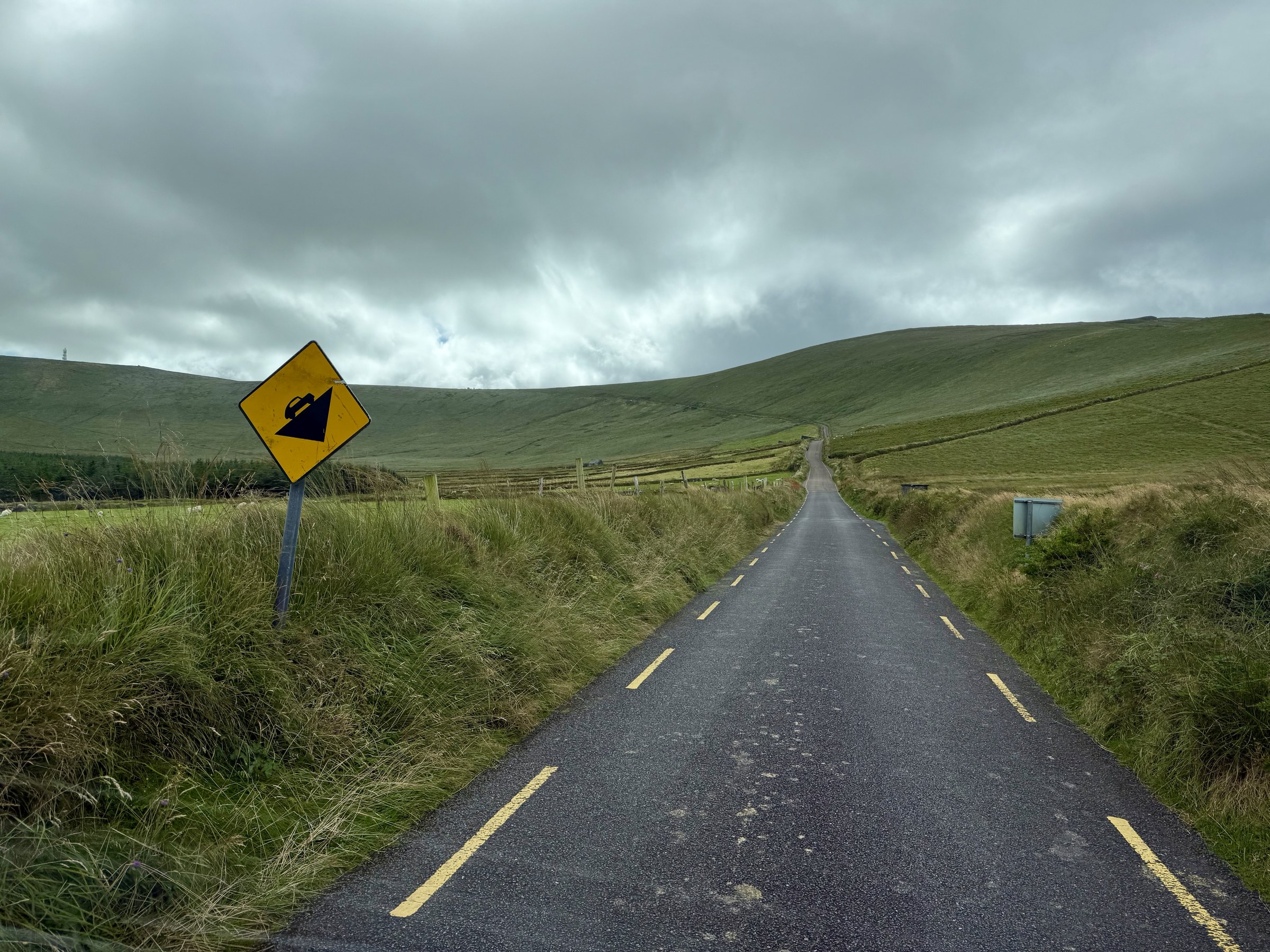 The narrow Skellig Ring road leaving the Kerry Cliffs
